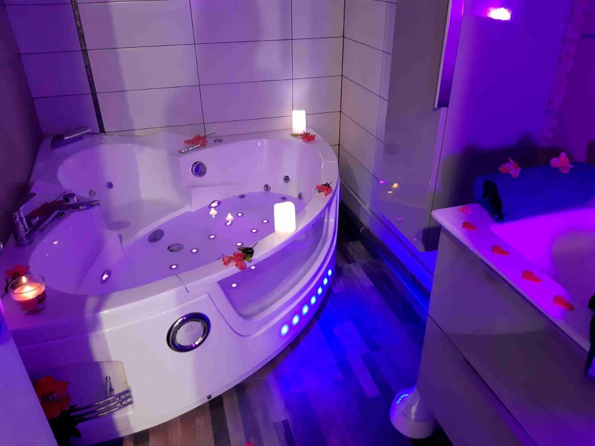 Luxe Sauna Privatif Et Grand Bain Jacuzzi A Deux A Biscarosse Plage Pour Nuit Romantique Avec Decoration Led Et Bougies Біскарросс Екстер'єр фото